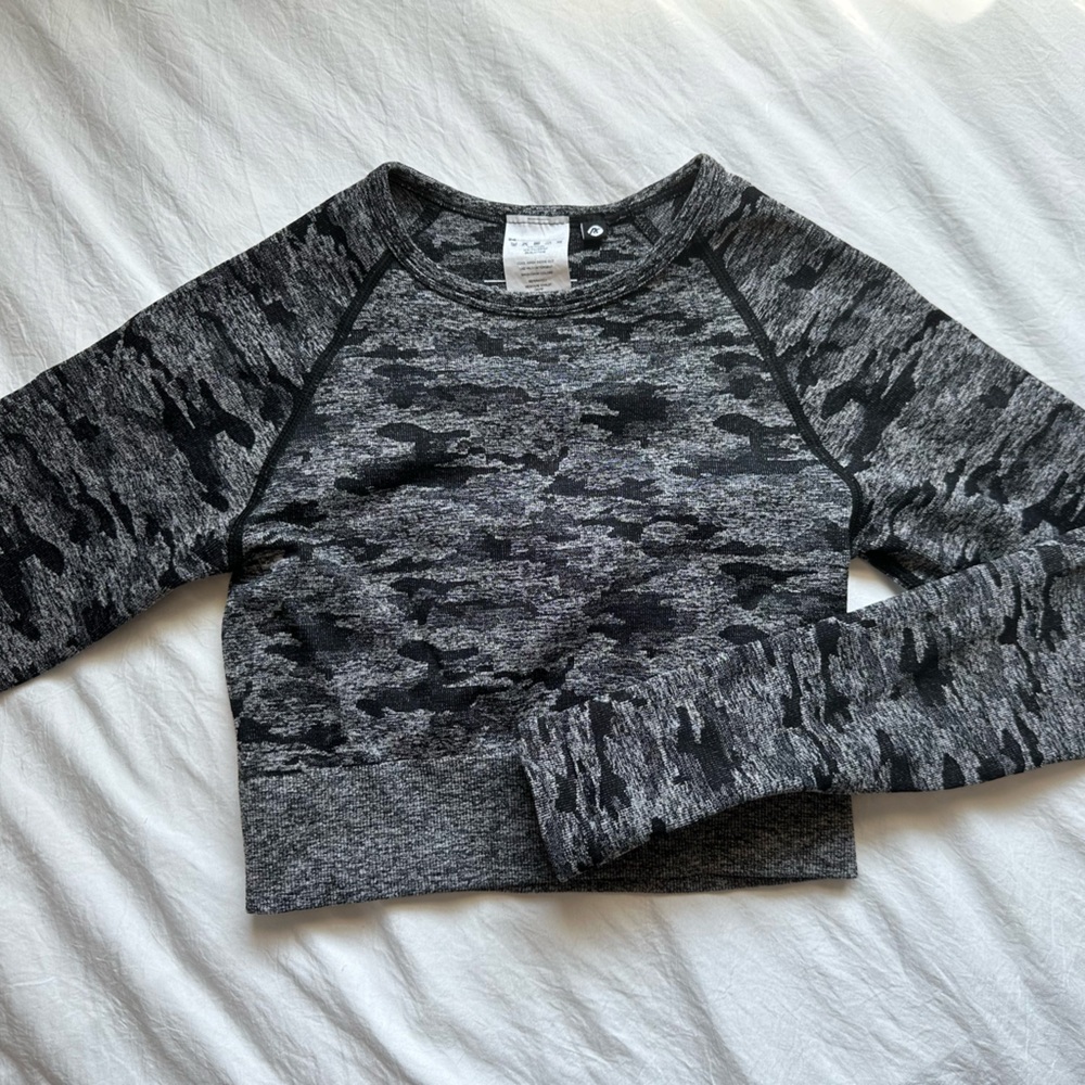 NWOT AYBL Empower Seamless Long Sleeve Crop Top in Grey and Black Camouflage